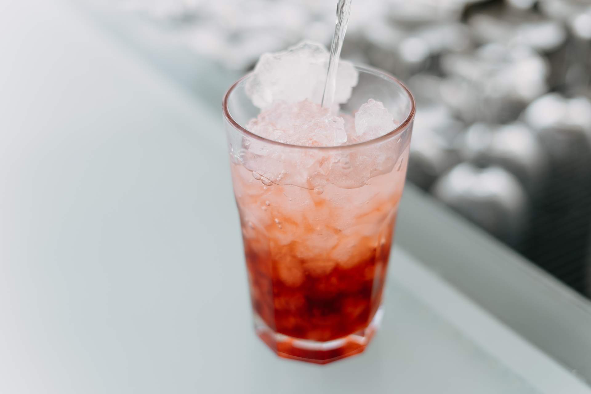 Haciendo coctel rojo